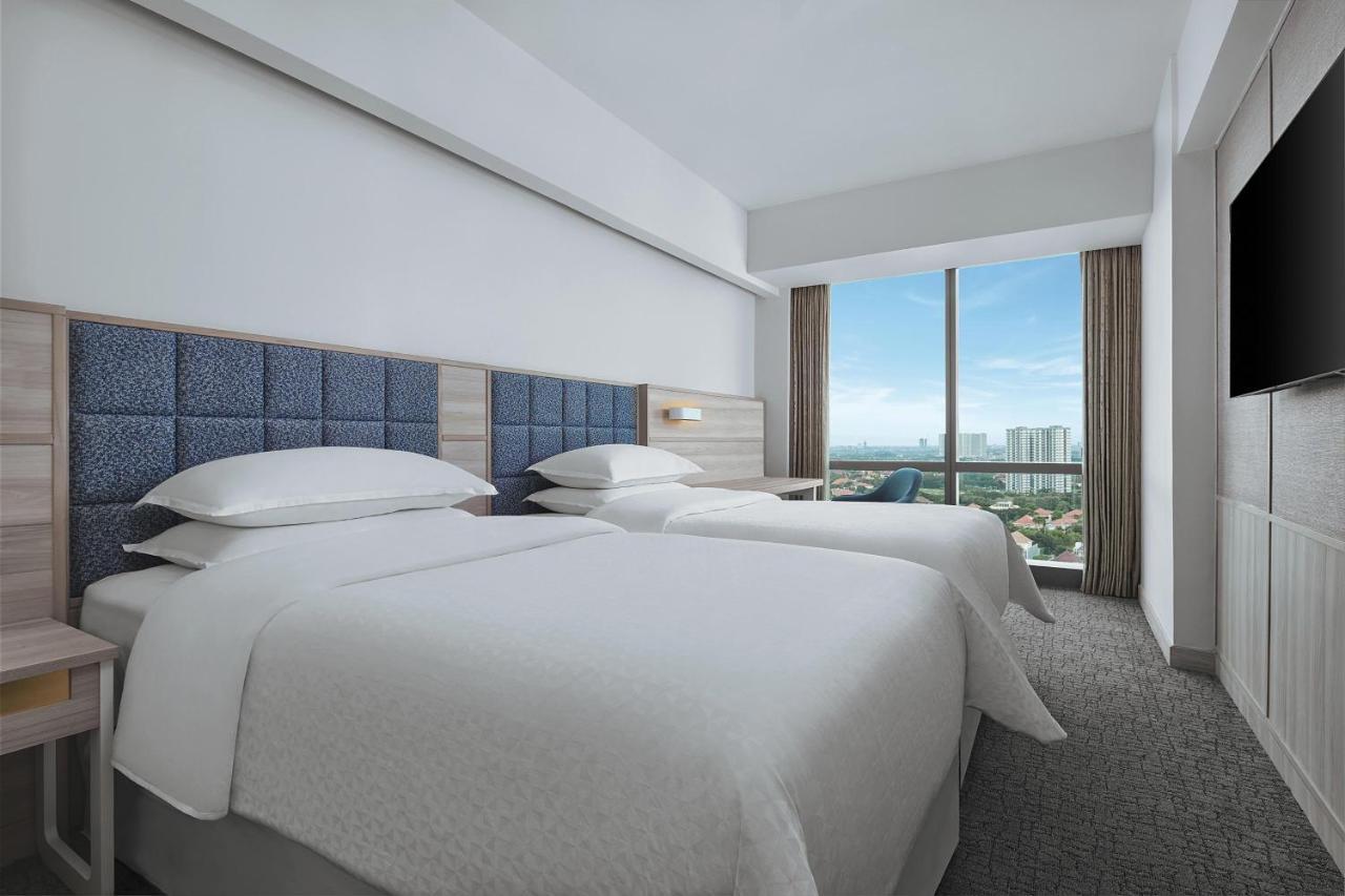 โฟร์ พอยต์ บาย เชอราตัน สุราบายา ปากูวอน อินดาห์ Hotel ภายนอก รูปภาพ